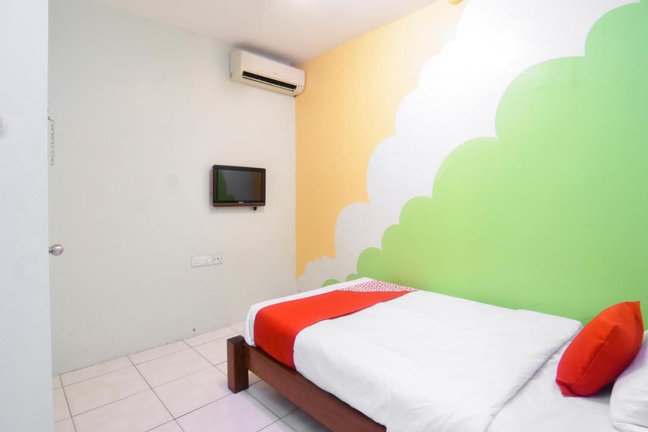 Oyo 44034 Furama Lodging House Кучинг Экстерьер фото