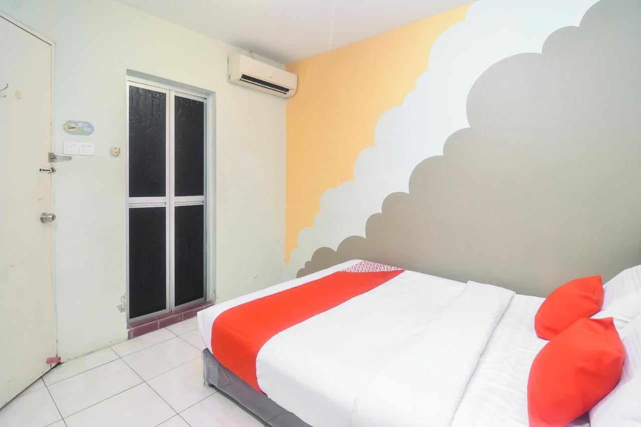 Oyo 44034 Furama Lodging House Кучинг Экстерьер фото