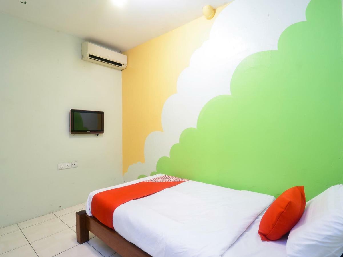 Oyo 44034 Furama Lodging House Кучинг Экстерьер фото