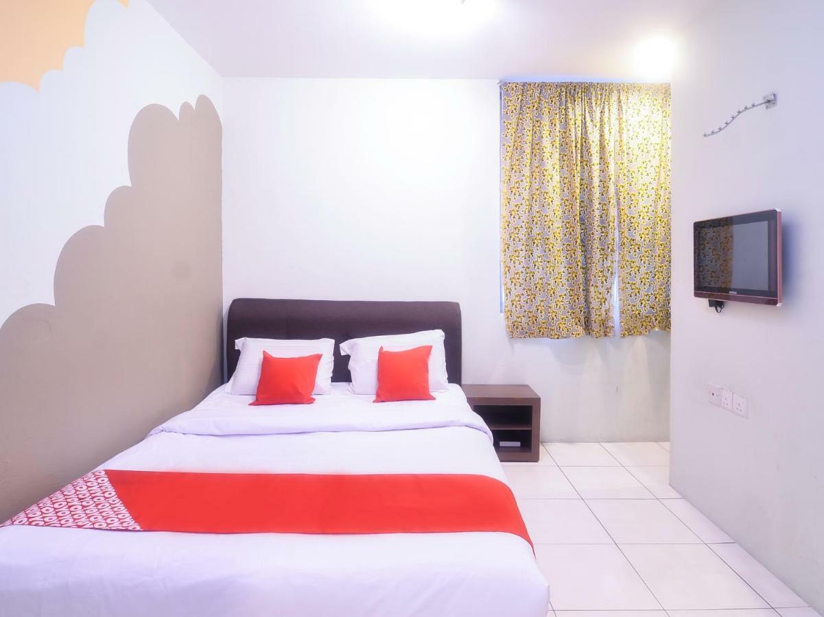 Oyo 44034 Furama Lodging House Кучинг Экстерьер фото